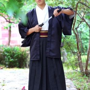 Nagagi Trắng - Haori Đen Kèm Hakama Dạng Váy Có Thắt Lưng Nâu Thắt Sẵn