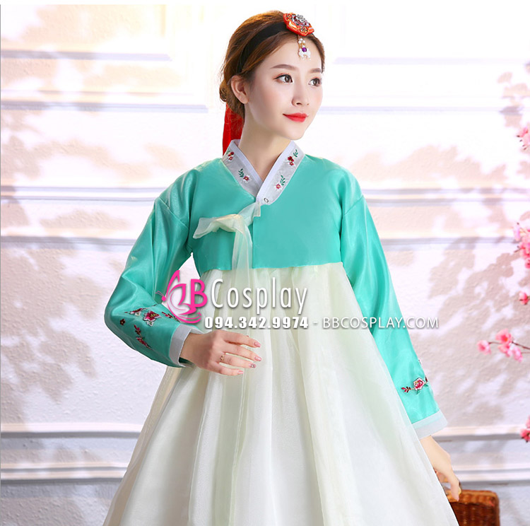 Tiếp nối trào lưu cách tân, giới trẻ Hàn biến hanbok thành váy ngắn gây xôn  xao