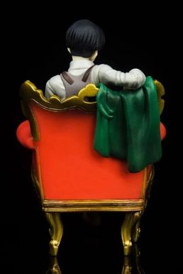 Mô Hình Figure Levi Ngồi Ghế Sofa - Attack On Titan