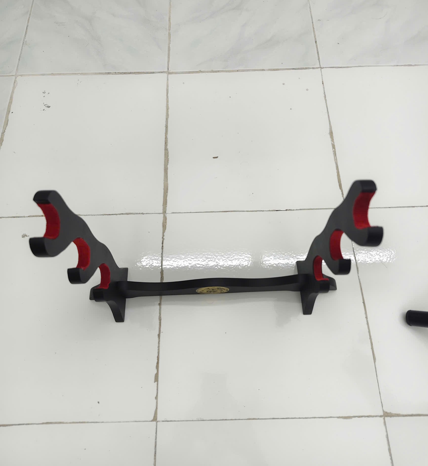 Giá Để Kiếm Gỗ Để Bàn Lót Nhung 4 Tầng Hình Long Phụng Mạ Vàng