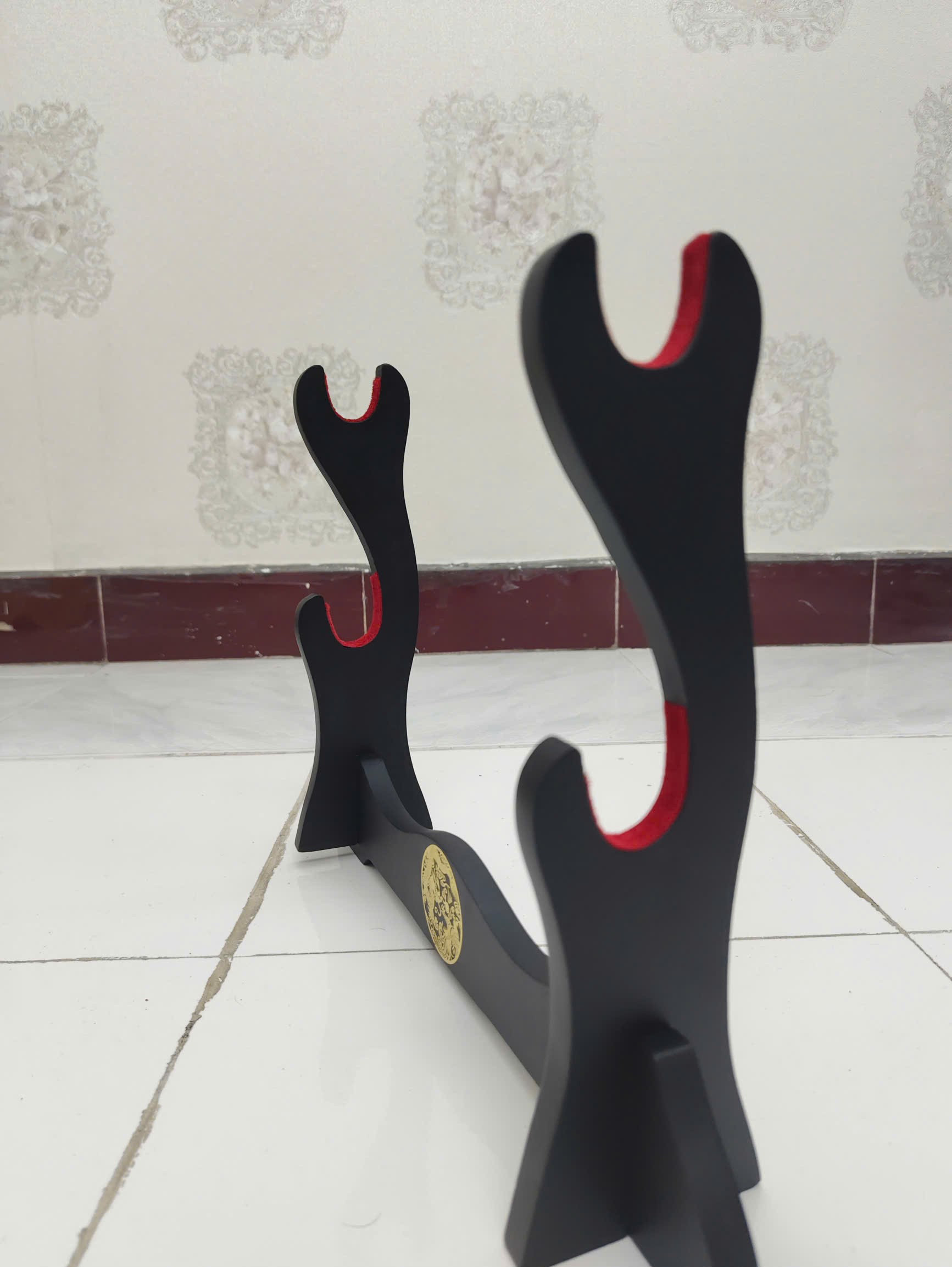 Giá Để Kiếm Gỗ Để Bàn Lót Nhung 4 Tầng Hình Long Phụng Mạ Vàng