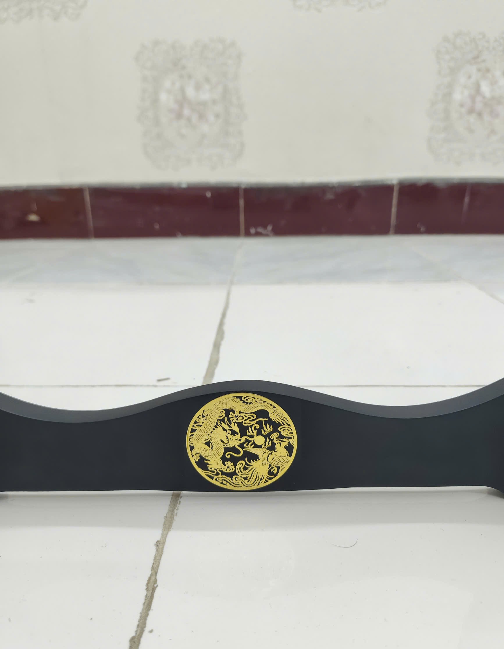 Giá Để Kiếm Gỗ Để Bàn Lót Nhung 4 Tầng Hình Long Phụng Mạ Vàng