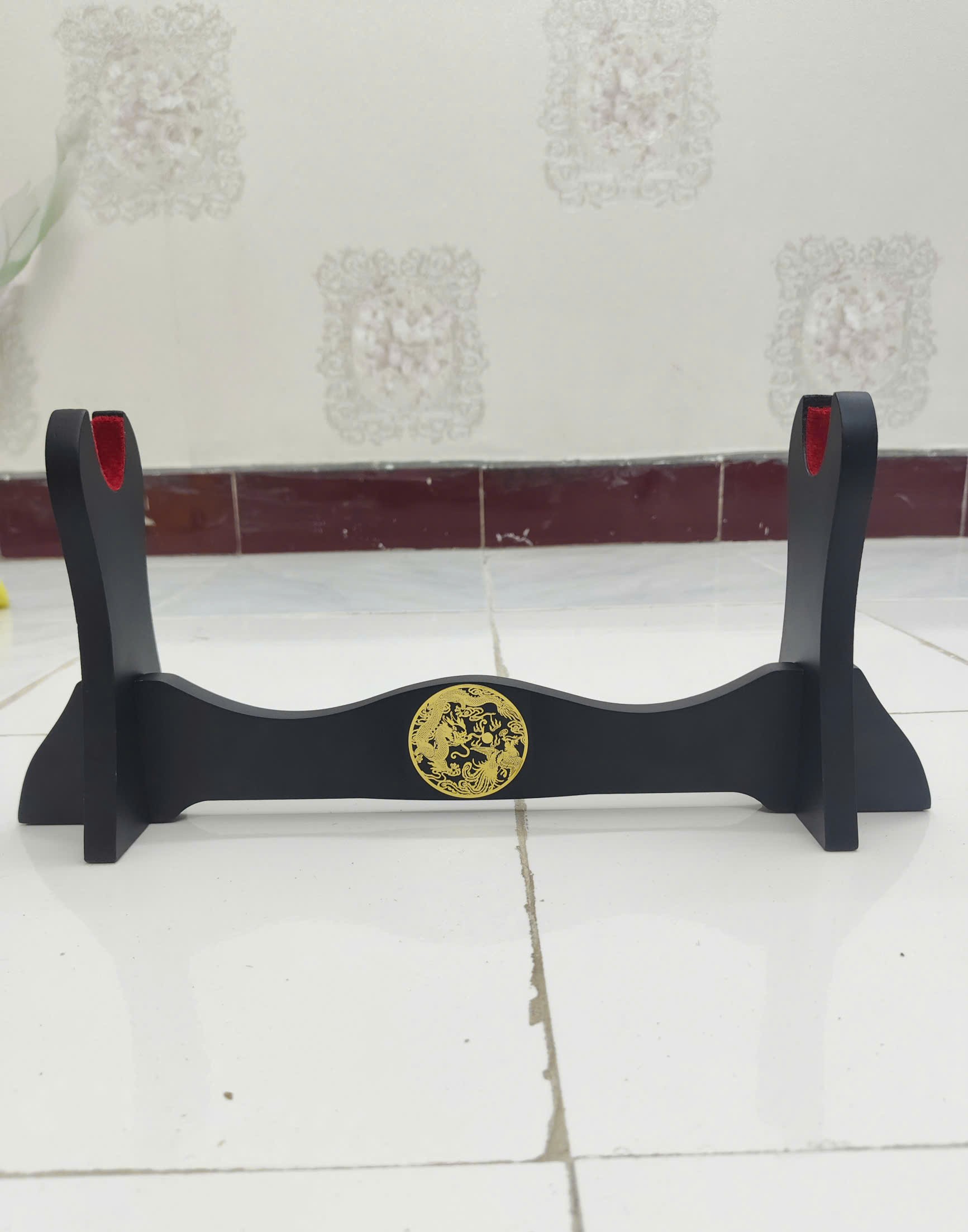 Giá Để Kiếm Gỗ Để Bàn Lót Nhung 4 Tầng Hình Long Phụng Mạ Vàng