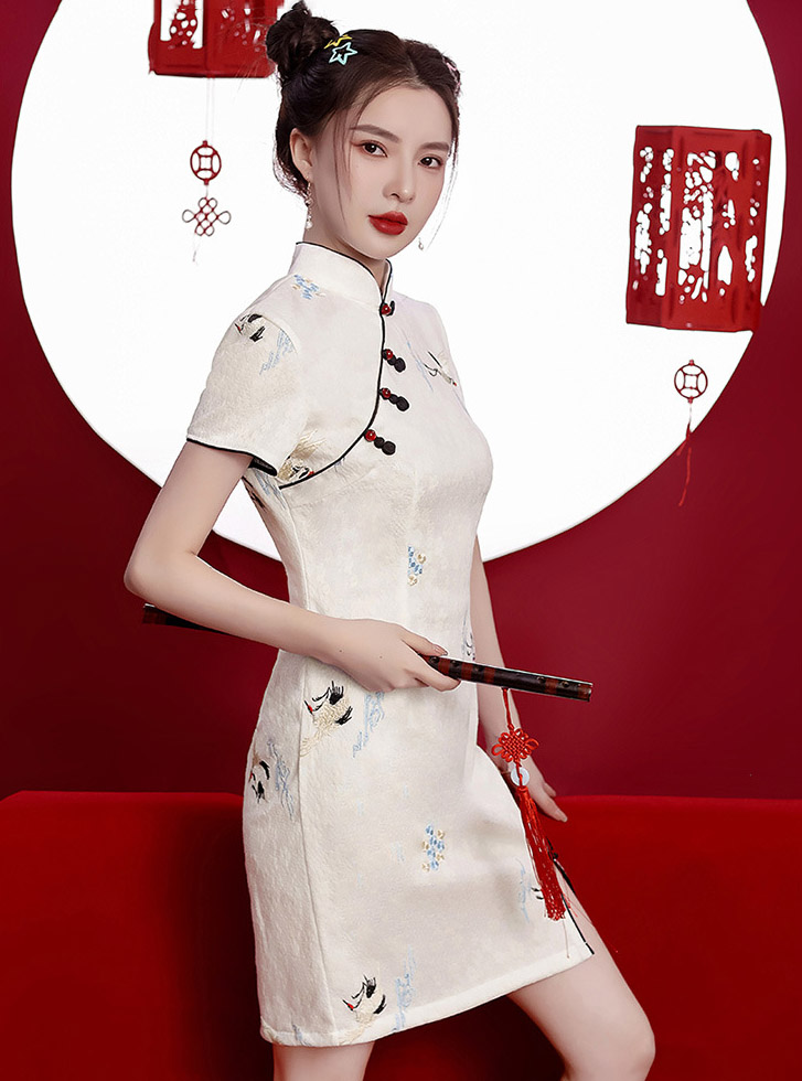 Sườn Xám Hạc Lưu Vân Trắng Thêu